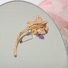 Брошь «Цветок» лилия, сиренево-белая в золоте - Фото 3