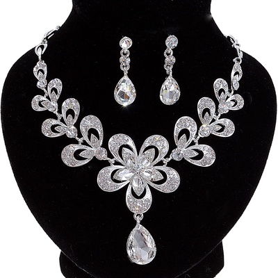 Набор 2 предмета: серьги, колье, цветок, белый в серебре, 45 см