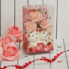 Мишки с цветами в коробке "С любовью" 3 коралловых розы - Фото 1