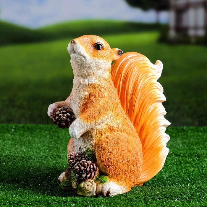 Садовая фигура "Белка стоящая с шишками" 25х20х14см - Фото 1