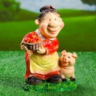 Садовая фигура "Бабка с поросенком" красно-желтая, 30х21см - Фото 1