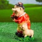 Садовая фигура "Бабка с поросенком" красно-желтая, 30х21см - Фото 3