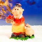 Садовая фигура "Бабка с поросенком" красно-желтая, 30х21см - Фото 4