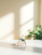 Брошь «Виноградная веточка» бело-зелёная в золоте - Фото 5