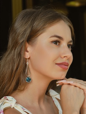 Серьги висячие со стразами "Капля с ромбом", цвет голубой в серебре