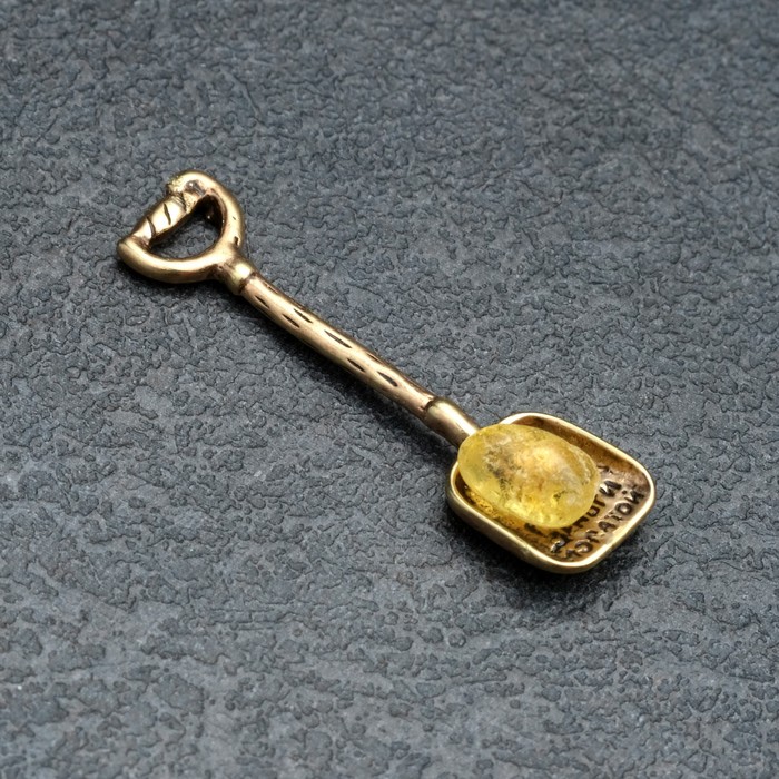 Сувенир кошельковый "Лопата", латунь, янтарь - Фото 1