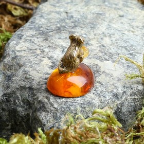 Фигурка «Мышка с монеткой», янтарь