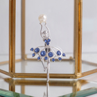 Брошь «Балерина с мячом», бело-синяя в серебре - Фото 1