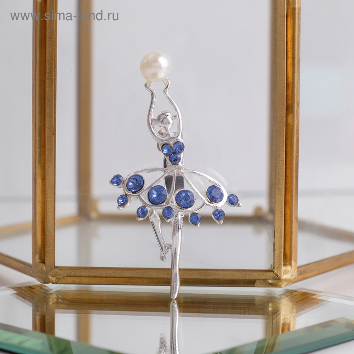 Брошь «Балерина с мячом», бело-синяя в серебре - Фото 1