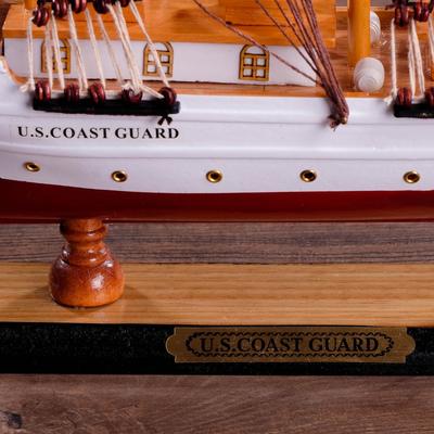 Сувенирная модель корабля «Проводник», 3 мачты, белый борт, чёрная подставка, белые паруса