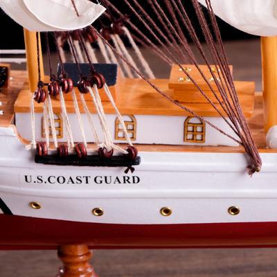 Сувенирная модель корабля «Проводник», 3 мачты, белый борт, чёрная подставка, белые паруса