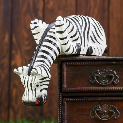 Сувенир «Зебра Тася подглядывает», 19×11×5 см, дерево