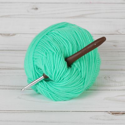 Крючок для вязания, с силиконовой ручкой, d = 5,5 мм, 14 см, цвет МИКС