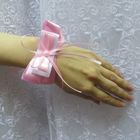 Повязка на руку для подружек, розовая лента+белый бант, бусина - Фото 2