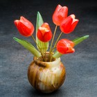 Сувенир «Тюльпаны в вазе», 5 цветков, малая, 9×12 см, селенит, оникс - фото 8477210