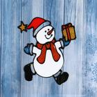 Наклейка на стекло "Снеговик с подарком" 10,5х12,5 см - фото 5935102
