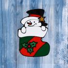 Наклейка на стекло "Снеговик в новогоднем носке" 9х15 см - фото 320134197