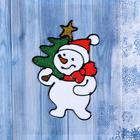Наклейка на стекло "Снеговик с ёлкой" 9х14,5 см - фото 5935117