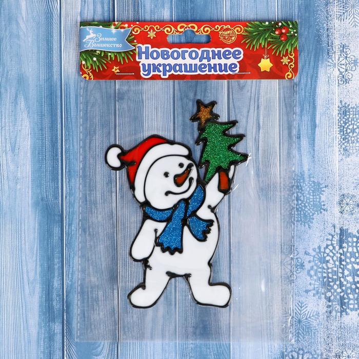 Наклейка на стекло "Снеговик в синем шарфе с ёлкой" 10х15 см - фото 1913492531
