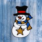 Наклейка на стекло "Снеговик в полосатом шарфе со звездой" 9,5х15 см - фото 109202223