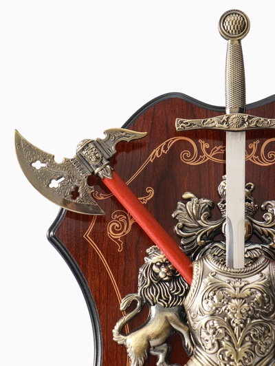 Геральдика "Конь и лев с доспехами"