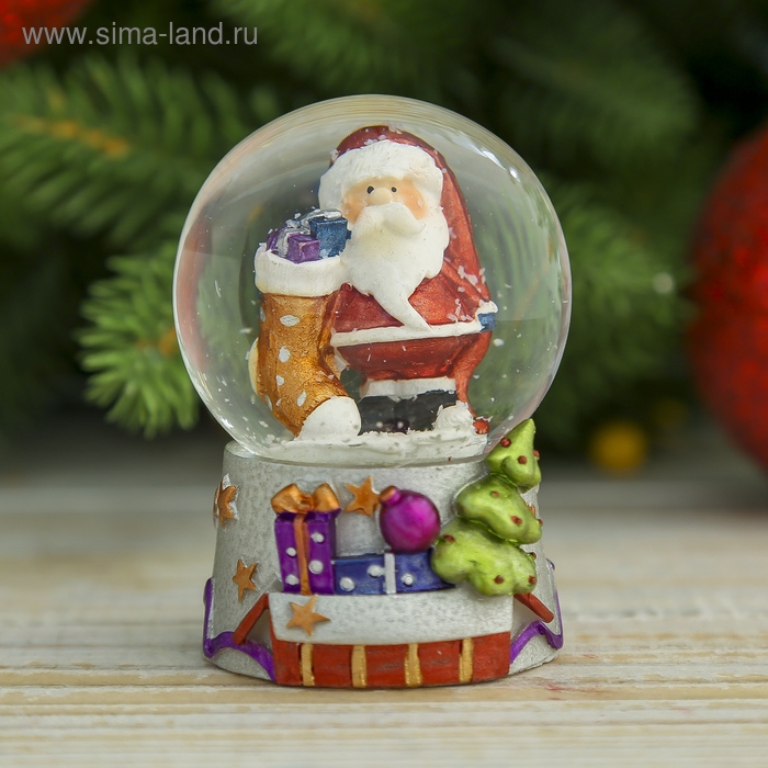 Сувенир полистоун водяной шар "Дед Мороз с носком подарков" 6,5х4,5х4,5 см - Фото 1