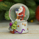 Сувенир полистоун водяной шар "Дед Мороз с носком подарков" 6,5х4,5х4,5 см - Фото 3