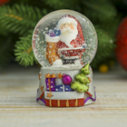 Сувенир полистоун водяной шар "Дед Мороз с носком подарков" 6,5х4,5х4,5 см - Фото 4
