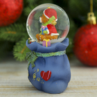 Сувенир полистоун водяной шар в форме мешка "Медвежонок с подарками" 8,5х5х4,5 см - Фото 3