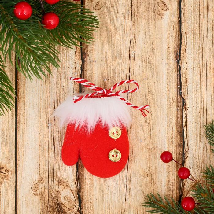 Подвеска мягкая на ёлку «Варежка пушистая с пуговками» 7.5×6 см, бело - красная - Фото 1