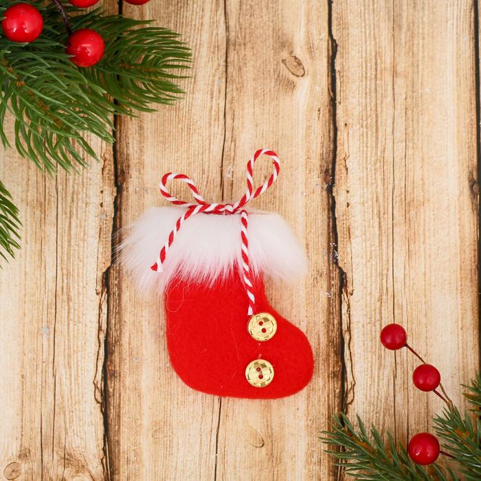 Подвеска мягкая на ёлку «Носок пушистый с пуговками» 7×6 см, белый/красный - Фото 1