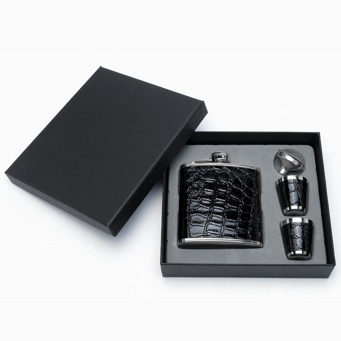 Подарочный набор 4 в 1 «Черный крокодил», 17×18 см, фляжка 180 мл, воронка, 2 рюмки, металл, экокожа - Фото 1