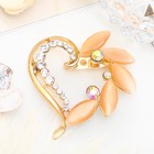 Брошь «Сердце» в лепестках, цвет бело-персиковый в золоте - Фото 2