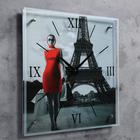 Часы настенные, серия: Люди, "Девушка в красном платье в Париже", 50х50 см - Фото 2