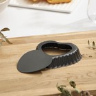 Форма для выпечки «Жаклин. Рифлёное сердце», 11×2 см, съёмное дно, антипригарное покрытие, цвет чёрный - Фото 4