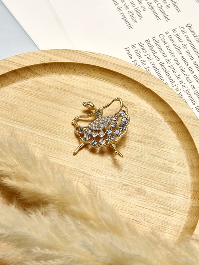 Брошь «Балерина» в стразах, цвет белый в золоте