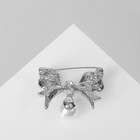 Брошь «Жемчужинка» классический бантик, цвет белый в серебре - фото 9547025