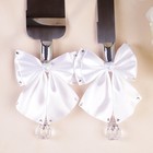 Набор столовых приборов для свадебного торта «Нож и лопатка« с белыми бантами - Фото 2