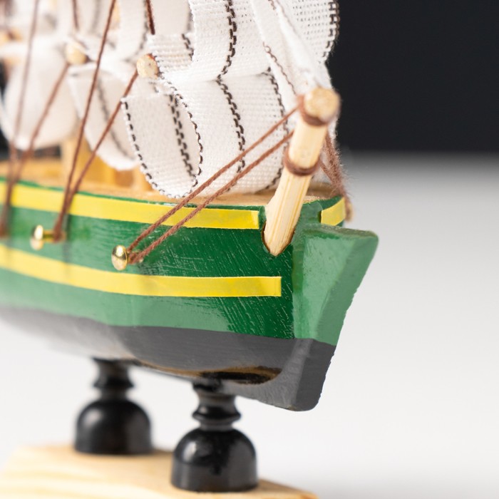 Корабль сувенирный малый «Аркхем», борта зелёные с жёлтой полосой, паруса белые, 3×10×10 см - фото 1897960154