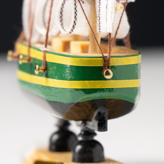 Корабль сувенирный малый «Аркхем», борта зелёные с жёлтой полосой, паруса белые, 3×10×10 см - фото 1897960155