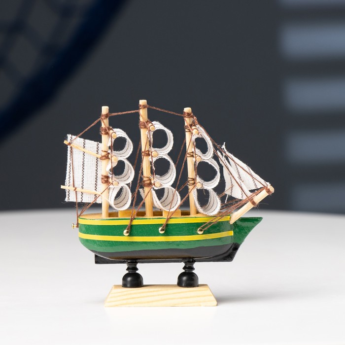 Корабль сувенирный малый «Аркхем», борта зелёные с жёлтой полосой, паруса белые, 3×10×10 см - фото 1897960156