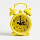 Будильник «Смайлик», дискретный ход, d=4 см, 6×4.5 см, жёлтые - Фото 1