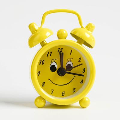 Будильник «Смайлик», дискретный ход, d=4 см, 6×4.5 см, жёлтые