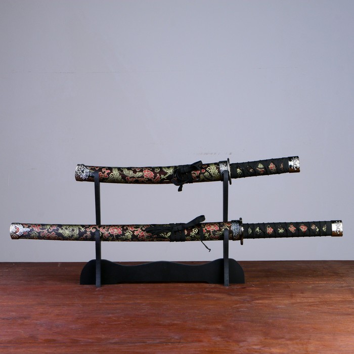 Макет оружия «Сувенирные катаны на подставке 2в1. Драконы золото на чёрном», подарочный набор, ножны ткань, 47 см; 70 см - Фото 1