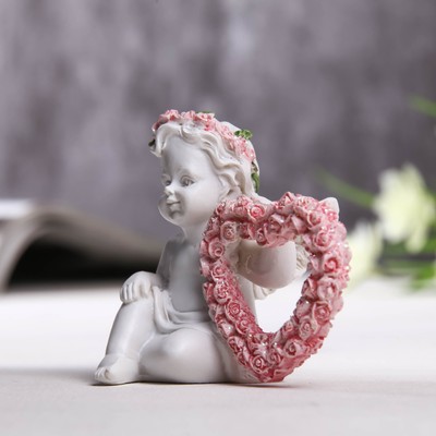 Фигурка полистоун «Ангел с рамкой-сердечком из роз», 6.2×7.6×4 см