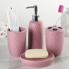 Набор аксессуаров для ванной комнаты «Свитер», 4 предмета (дозатор, мыльница, 2 стакана), цвет розовый - Фото 2