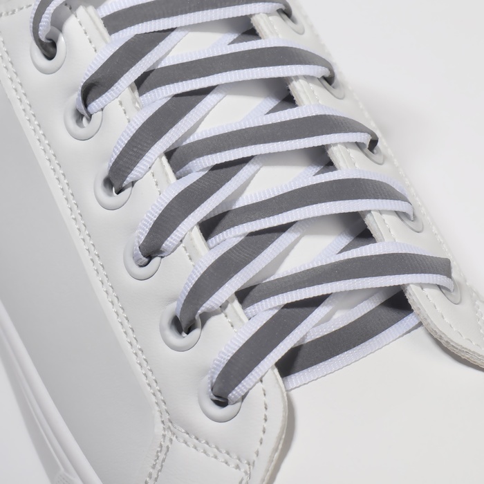 Шнурки для обуви, пара, плоские, со светоотражающей полосой, 10 мм, 110 см, цвет белый - фото 1898045894