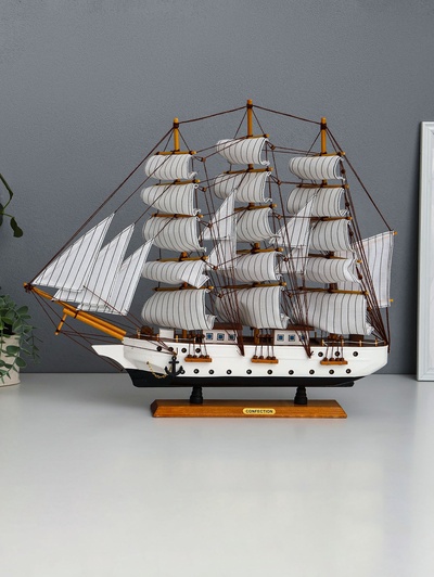 Сувенирная модель корабля «Дания», борта белые, паруса белые с полосами, 65×65×10 см