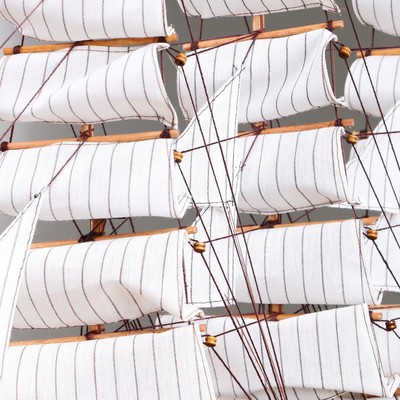 Сувенирная модель корабля «Дания», борта белые, паруса белые с полосами, 65×65×10 см