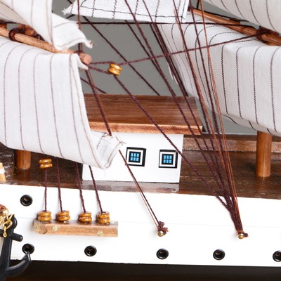 Сувенирная модель корабля «Дания», борта белые, паруса белые с полосами, 65×65×10 см